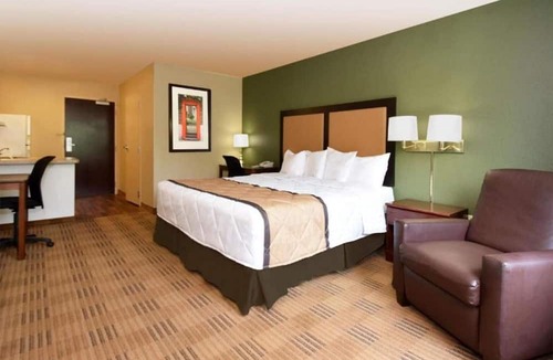 Eagan Apartment | 1 King Bed | Non-Smoking, Kitchen, Shower