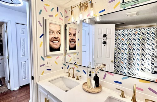 Aurora Apartment | Newly Renovated 80s Secret Time Portal minutes from DIA, Buckley AFB & Shopping