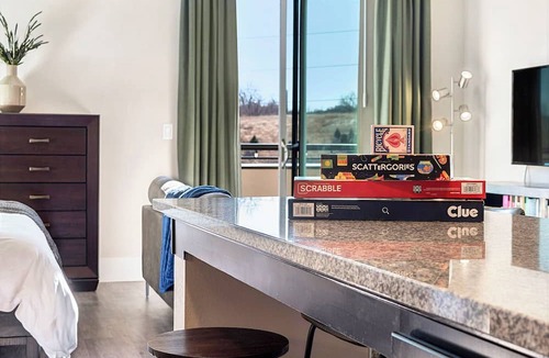 Golden Apartment | Modern Studio Mountain Views Private Patio