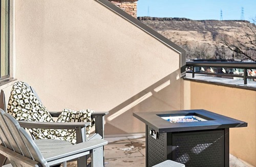 Golden Apartment | Modern Studio Mountain Views Private Patio