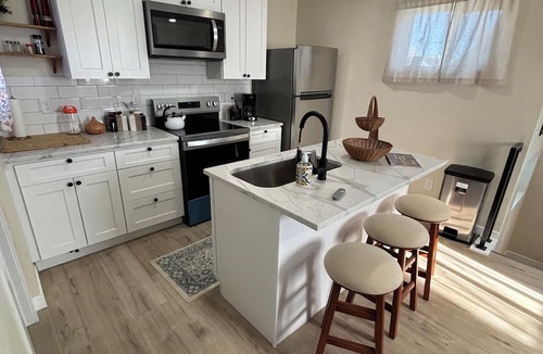 Lincoln Park Apartment | Modern Denver Guesthouse – Clean, Near Downtown & Arenas with Hot Tub & Sauna