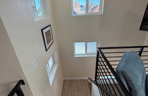 Lincoln Park Apartment | Modern Denver Guesthouse – Clean, Near Downtown & Arenas with Hot Tub & Sauna