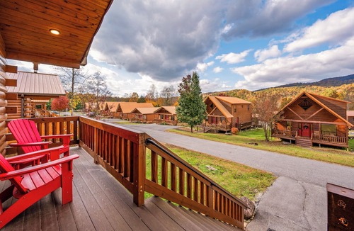 White Oak Lodge Cabin | New! White Oak Resort Cabin Near GSMNP – 2BR/2BA – Hot Tub – Easy Access – Pool