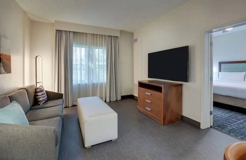 Mount Pleasant Hotel | Bright & Awesome Suites w/Parking & Breakfast – 3mi from Charles Pinckney Site