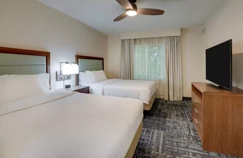 Mount Pleasant Hotel | Bright & Awesome Suites w/Parking & Breakfast – 3mi from Charles Pinckney Site