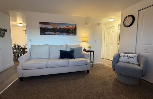 Cimarron Hills Apartment | Custom 2-bedroom, Full kitchen. apartment located East Colorado Springs.