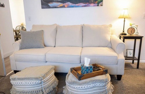 Cimarron Hills Apartment | Custom 2-bedroom, Full kitchen. apartment located East Colorado Springs.