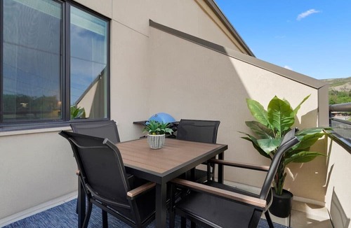 Golden Condo | NEW Golden Luxe Condo-Patio w/Firepit + Mtn Views
