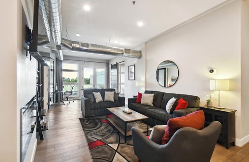 River North Art District Condo | Graffiti & Skyline | Luxury Corner RiNo Loft | Dog-Friendly & City Views
