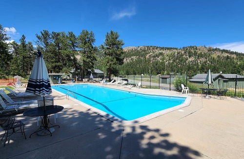 Lyons House | Modern Mountain Retreat Stunning Views Deck