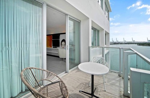 West Avenue Apartment | Penthouse 2 Bed 2 Bath Bay View with Balcony