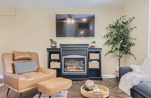 Thornton House | Furnished Denver Suburb! Garage, 2nd screen, flexible cancellation, 7+ day min