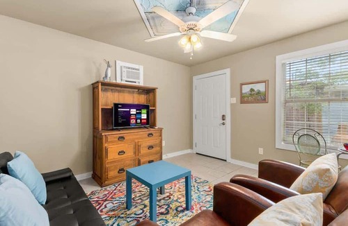 Seguin Ski Chalet | Pet-Friendly Bungalow | Walk to Downtown Seguin