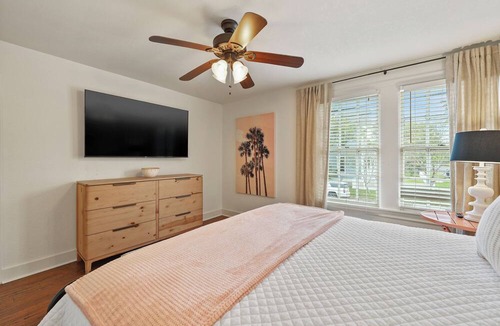 San Jacinto House | Charming 4-bedroom Elegant Home in Galveston, Texas