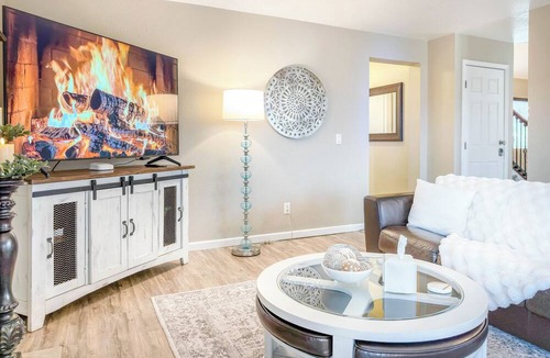 Briargate House | Pine & Peak - Bright, Airy Home w/Big Views in Peaceful Family Area