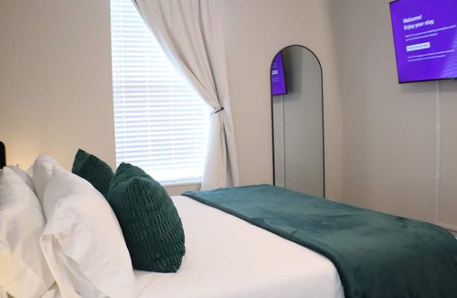 Rogers Apartment | Bike-themed 2BR with king suites, pool & minutes to OZ Trails.