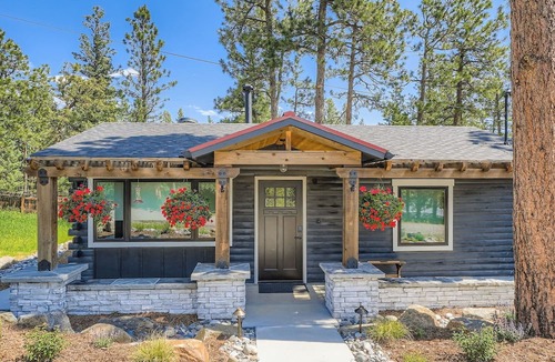 Indian Hills House | The Bear's Den, Hot Tub Retreat, Family Home