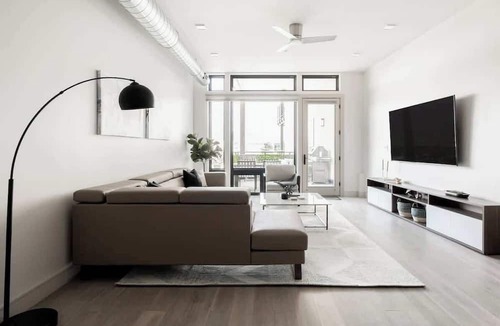 Jefferson Park Condo | Chic King Suite | Balcony | Downtown View | Tesoro