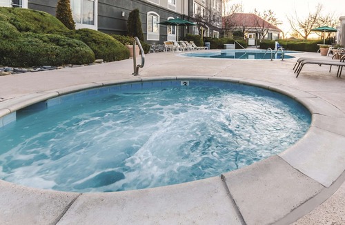 Grand Junction Hotel | Spacious Hotel Room w/Outdoor Pool & Hot Tub – Seasonal Bliss