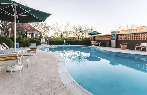 Grand Junction Hotel | Spacious Hotel Room w/Outdoor Pool & Hot Tub – Seasonal Bliss