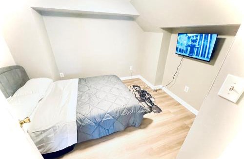 Chester Apartment | KAWS 2 Full Bed Apartment by CityLux - 10 mins from Airport