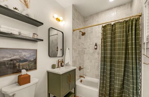 Bailey House | Private Sauna Retreat, Cold Plunge, Hot Tub, Views