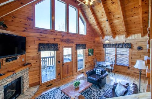 Almont House | Whisk-A-Way - Hot Tub, Pool Table & Jacuzzi!