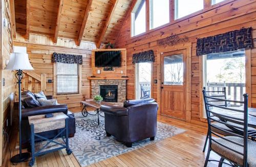 Almont House | Whisk-A-Way - Hot Tub, Pool Table & Jacuzzi!