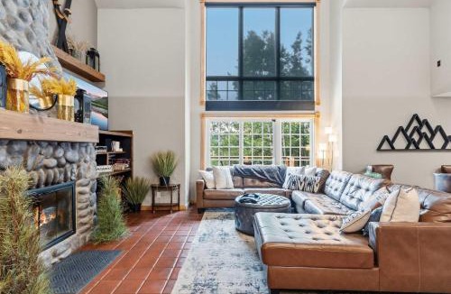 Christie Heights House | 9 BDR Close to Main Street with Secluded Hot Tub