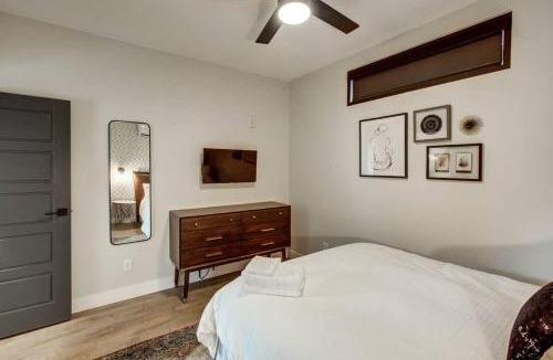Berkeley Apartment | Walkable Urban Tennyson St Apt - Steps to Eats