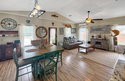 Almont House | Bayou Breeze-East Hill, Close to Downtown and Beach