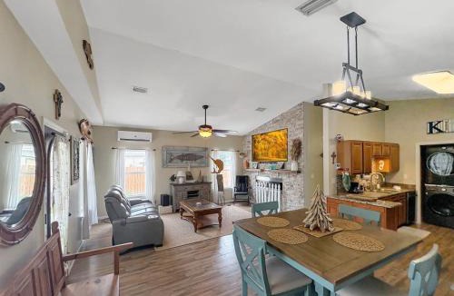 Almont House | Bayou Breeze-East Hill, Close to Downtown and Beach