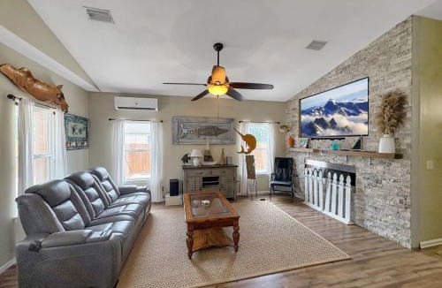 Almont House | Bayou Breeze-East Hill, Close to Downtown and Beach