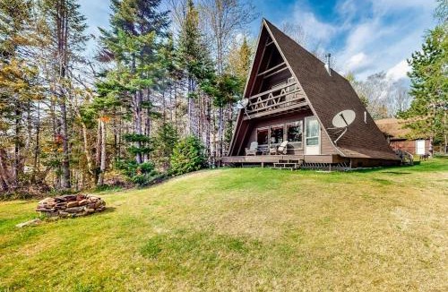 Greenville House | Comfy Lakefront Cabin with Gorgeous Views, Private Dock & Pebble Beach