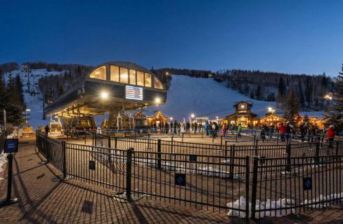 Vail House | Vail Village Base I Walk to Gondola Shops I Hot Tub