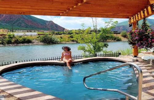 New Castle Apartment | Mountain & Golf View Condo Near Glenwood Springs