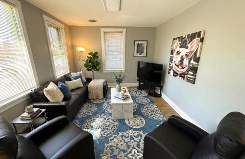 Wilmington Apartment | Cozy Walk up King Bed fast WiFi