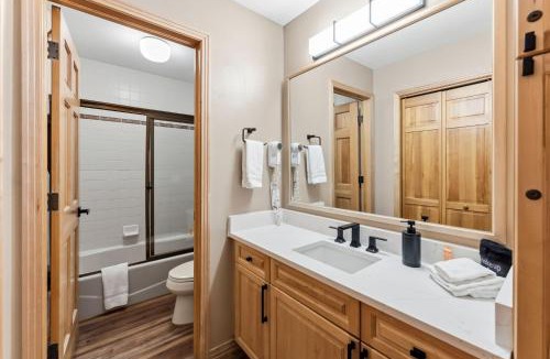 Warrior's Mark House | The Cozy Corral Private Hot Tub Walk to Town