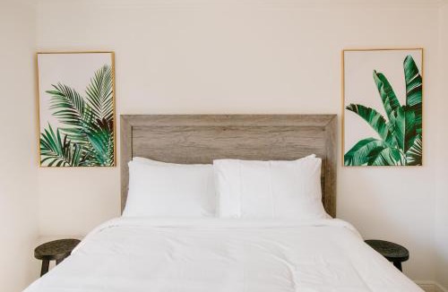 Naples Park Apartment | The Gem! Walk or Bike to the Beach, Quality & Comfort
