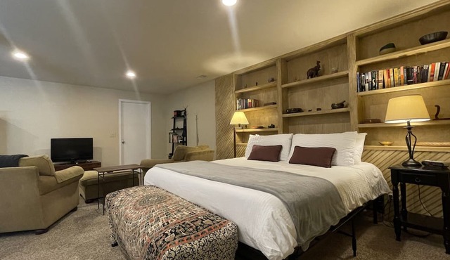 Couples Retreat With Hot Tub, Sauna and Steam Room