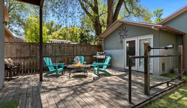 Industrial Old Town Bungalow W/Free Cruiser Bikes