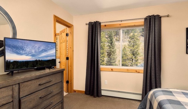 Mountain View Retreat - Hot Tub - Spacious Deck