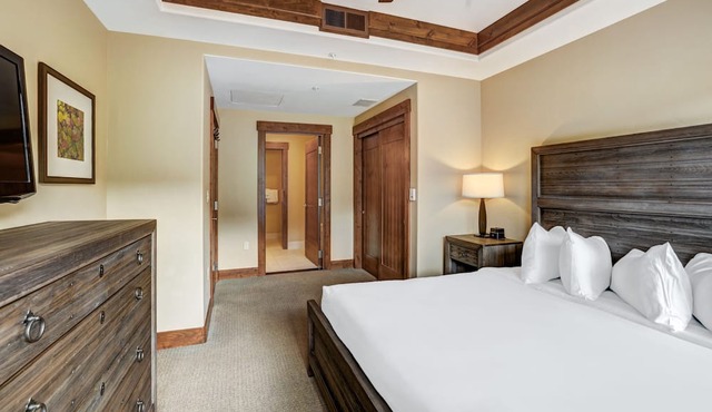 One Ski Hill Place S8421