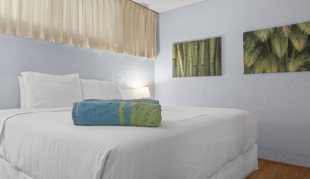 Nicely upgraded 2nd-floor 1bd ocean view condo
