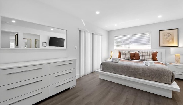 3-BDR Guitar House, Walk to Casino, located close to EVERYTHING in Hollywood