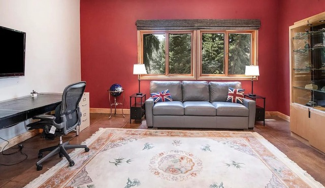 Spacious 4 bdr house on golf course in Vail Valley with views