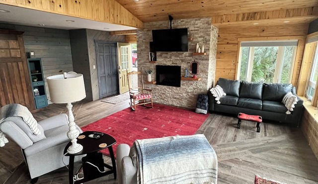 Charming villa with 1 bedroom and WiFi, AC with a short scenic drive to Salida.
