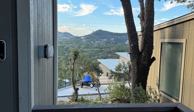 Charming hill top view 2-bedroom house in awesome Canyon Lake with AC, WiFi
