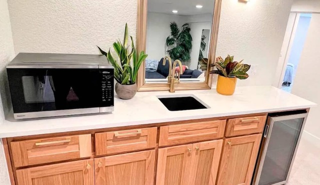 Renovated 3-bed, 1-bath near Denver University. Modern amenities,parking,kitchenette. Walk to shop.