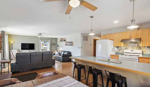 Single Tree Cottage - Walk to Downtown Chama!